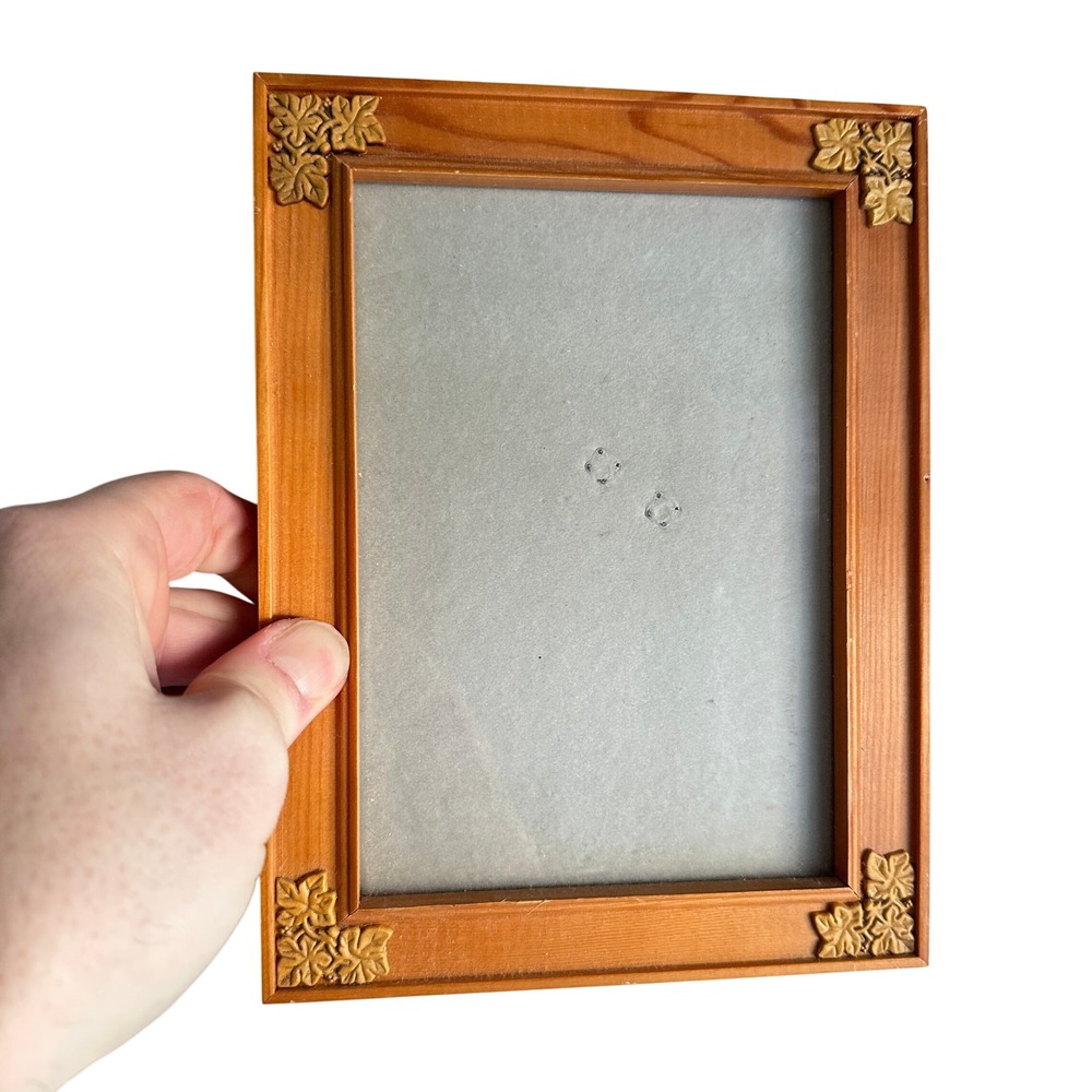 Wooden Photo 5x7 Frame with Ornate Corner Accents Tabletop Display Stand‎